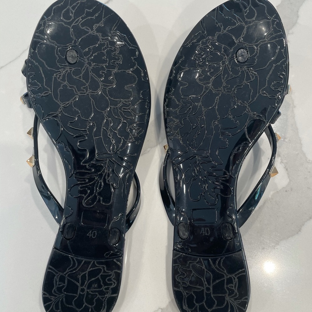 Black patent rockstud flip flops - Picture 2 of 3